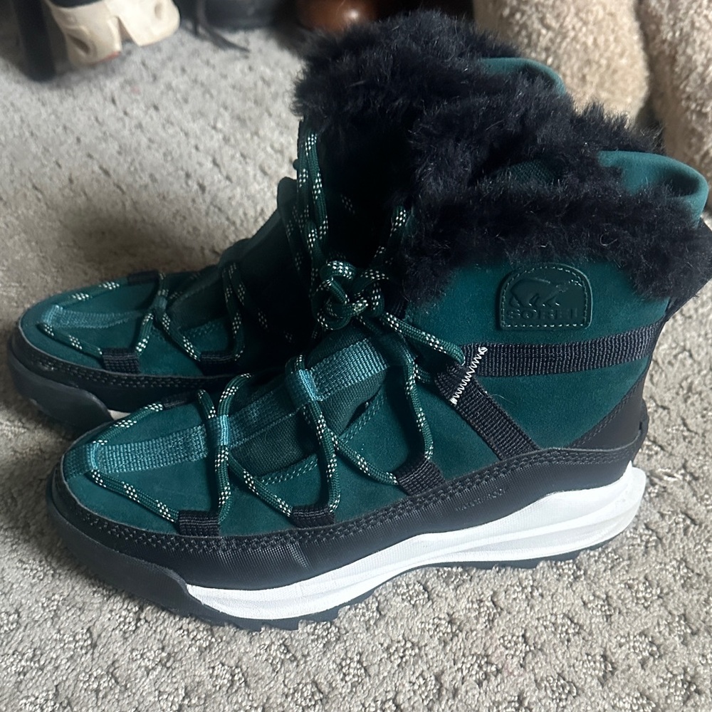 Sorel Women's Teal and Black Winter Boots